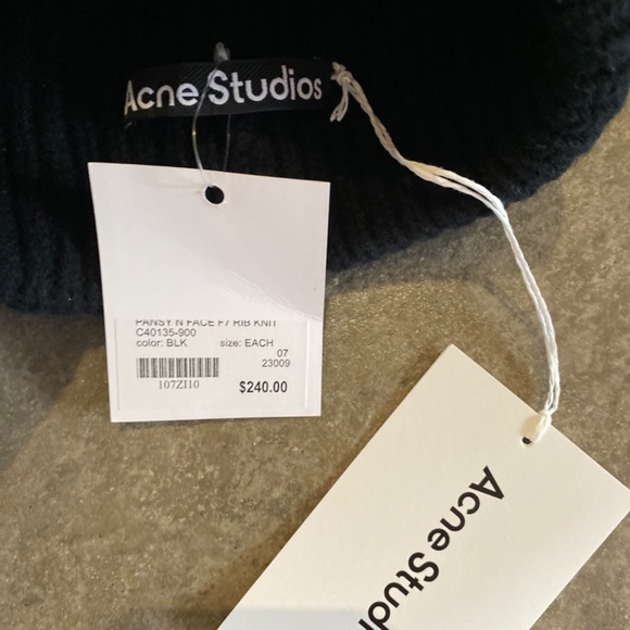 Acne toque - Picture 2 of 4